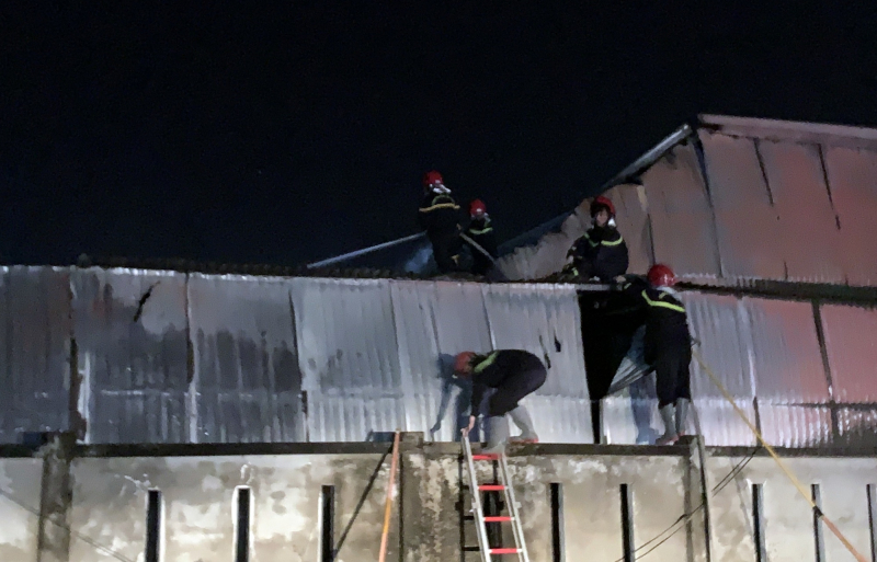 Kịp thời dập tắt đám cháy tại Cụm công nghiệp ở Quảng Ngãi -0