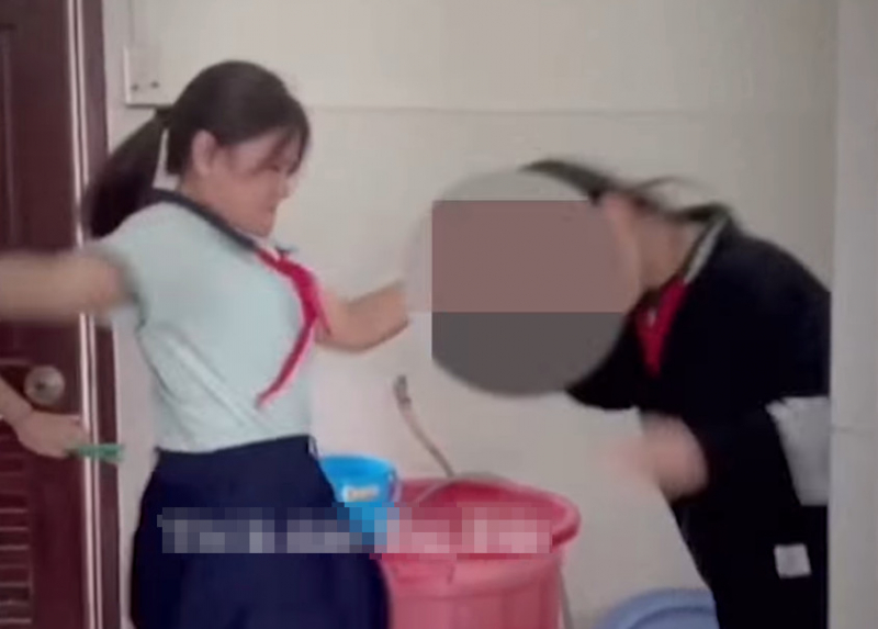 Nữ sinh lớp 8 ở TP Hồ Chí Minh bị bạn đánh tới tấp trong nhà vệ sinh -0