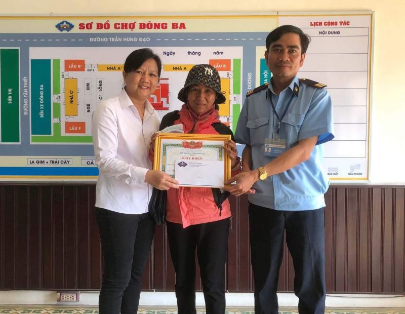 Người phụ nữ bán vé số dạo nhặt được vàng trả lại người đánh rơi -0