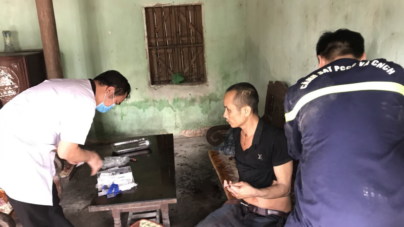 Cảnh sát phòng cháy giải cứu người đàn ông rơi xuống giếng sâu 15 m -0