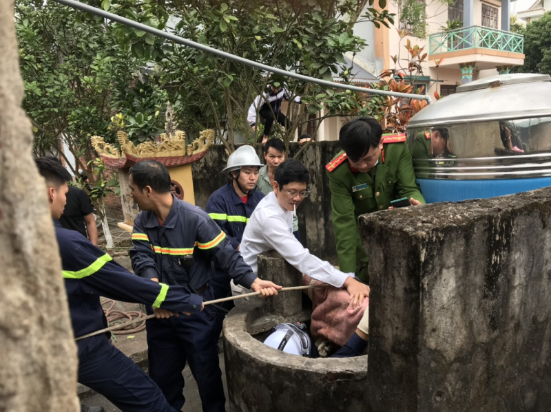 Cảnh sát phòng cháy giải cứu người đàn ông rơi xuống giếng sâu 15 m -0