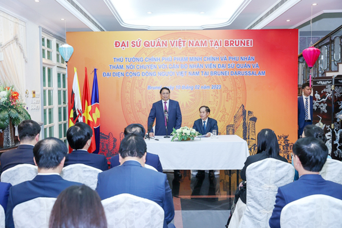 Thủ tướng gặp gỡ cán bộ, nhân viên ĐSQ và đại diện cộng đồng người Việt tại Brunei -0