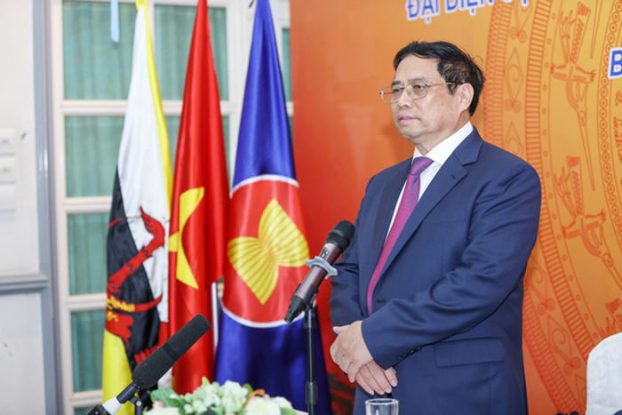 Thủ tướng gặp gỡ cán bộ, nhân viên ĐSQ và đại diện cộng đồng người Việt tại Brunei -0