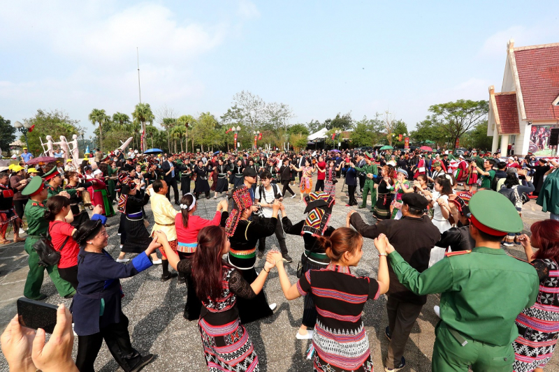 Văn hóa các dân tộc là thế mạnh của Việt Nam trong quá trình hội nhập quốc tế . -1