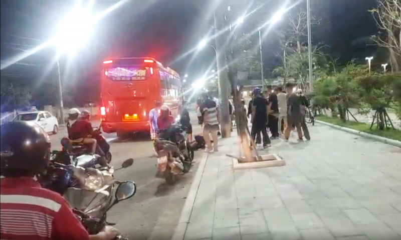 Tai nạn giữa xe khách và xe máy trên đường phố, hai người thương vong -0