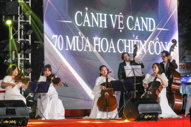 “Cảnh vệ CAND - 70 mùa hoa chiến công” – đêm nhạc đặc sắc thay lời tri ân -0
