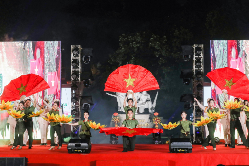 “Cảnh vệ CAND - 70 mùa hoa chiến công” – đêm nhạc đặc sắc thay lời  tri ân -0