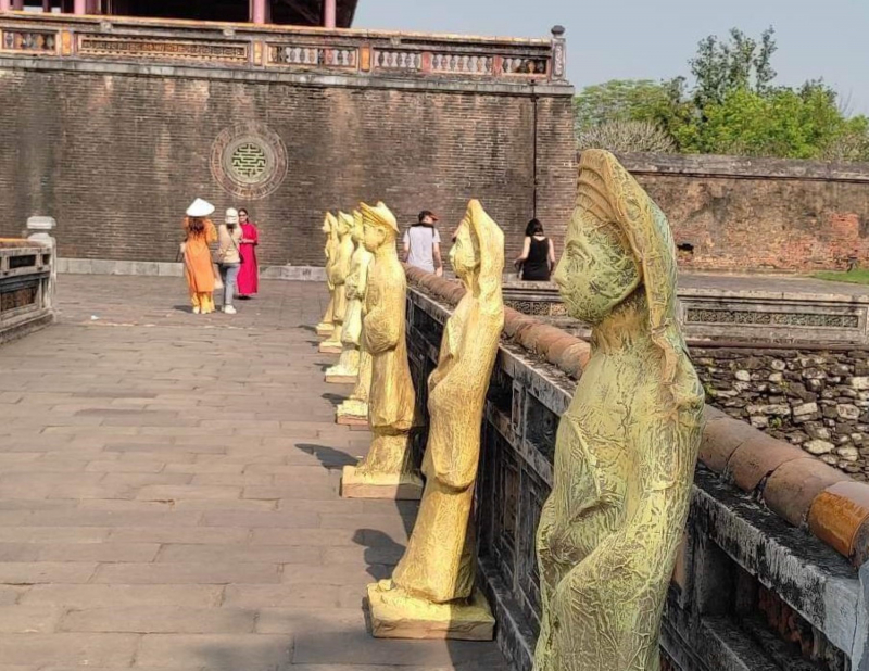 Thu hồi những bức tượng “lạ” đặt trước Ngọ Môn Huế  -0