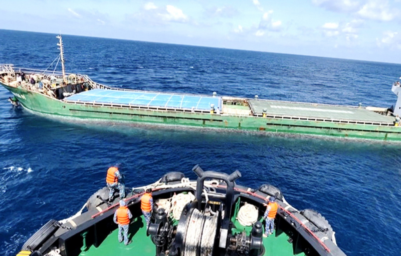 Lữ đoàn tàu ngầm 189 cứu hộ, lai dắt tàu biển Đại Hà 01 về cảng quốc tế Cam Ranh an toàn -0