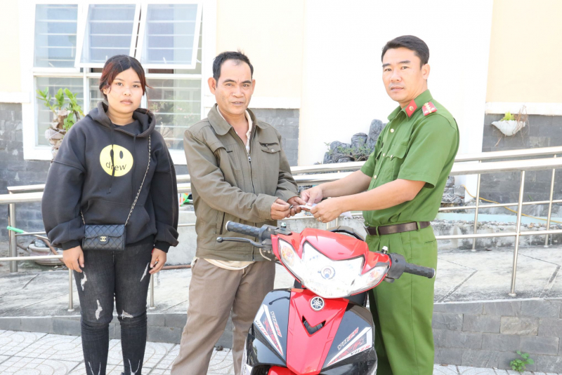 Người dân nghèo cảm động nhận lại tài sản bị trộm -0