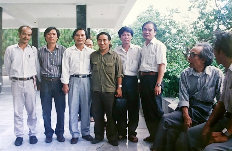 ừ-trái-sang-nhà-thơ-phạm-quốc-ca-(-thứ-hai-tại-nhà-sáng-tác-đại-lải-5.jpg -0