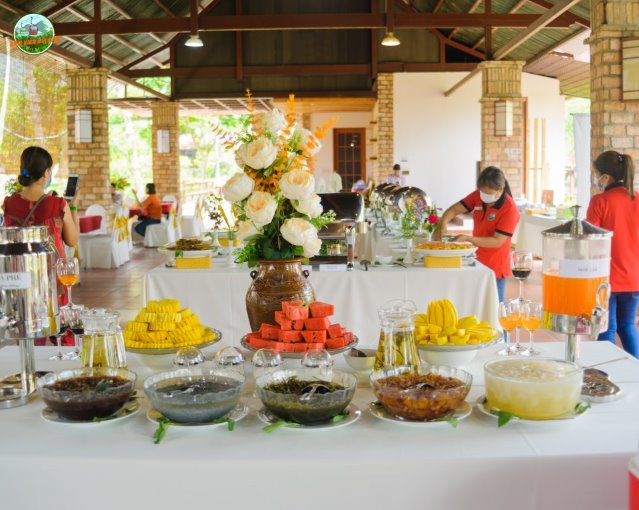 Bức tường lá đỏ Chùa Vạn Linh -1