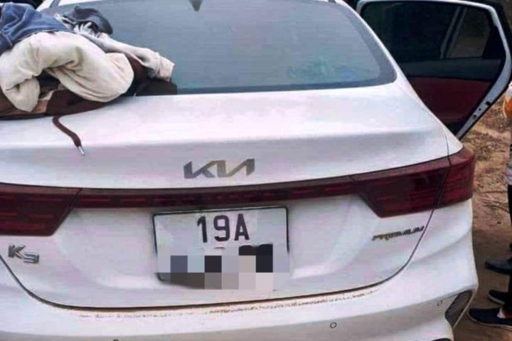 Mẹ ôm hai con xuống sông tự tử, một bé may mắn thoát chết -0