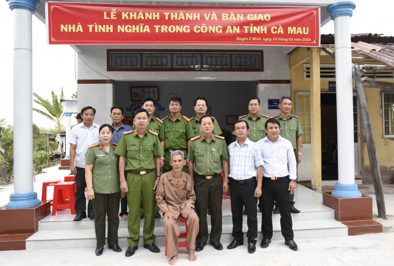 Công an tỉnh Cà Mau bàn giao nhà tình nghĩa cho 3 gia đình liệt sỹ -0