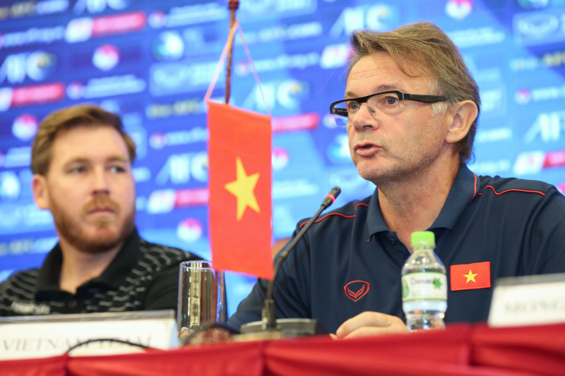 Với Philippe Troussier, huấn luyện bóng đá như nhâm nhi một ly rượu -0