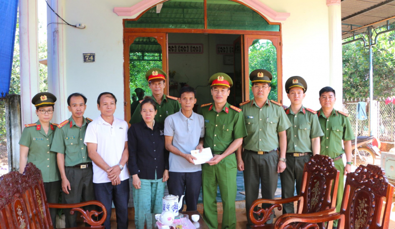 Hỗ trợ gia đình CBCS Công an hy sinh, bị thương khi làm nhiệm vụ -0