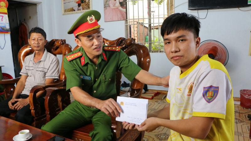 Hỗ trợ gia đình CBCS Công an hy sinh, bị thương khi làm nhiệm vụ -0