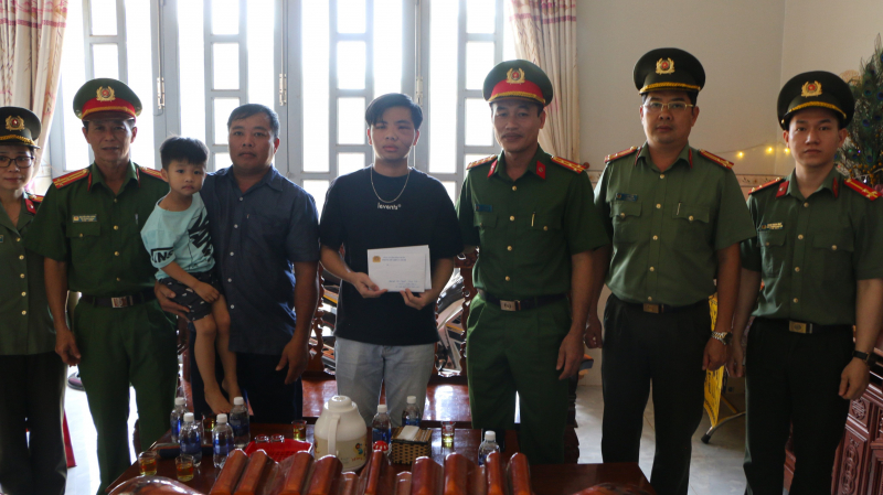 Hỗ trợ gia đình CBCS Công an hy sinh, bị thương khi làm nhiệm vụ -0