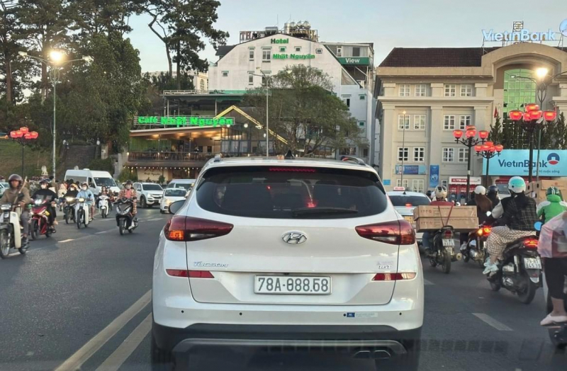 Tránh phạt nguội dùng băng dính thay đổi biển số xe -0