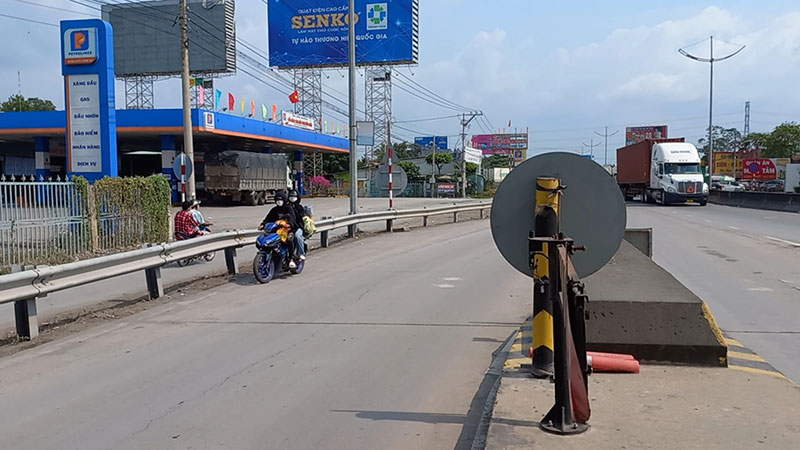 Xe máy vô tư đi vào đường cao tốc TP Hồ Chí Minh - Trung Lương bất chấp biển cấm -1