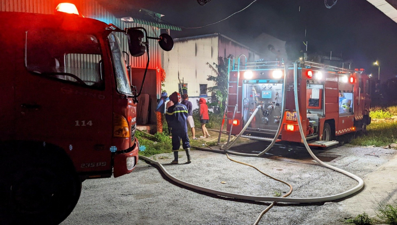 Kho than củi bất ngờ bốc cháy ngùn ngụt trong đêm -0