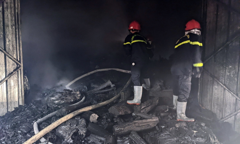 Kho than củi bất ngờ bốc cháy ngùn ngụt trong đêm -0