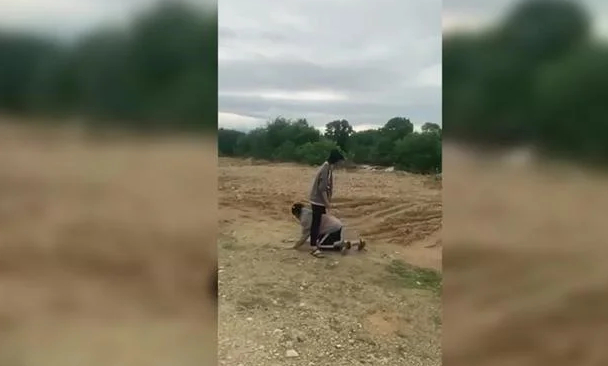 Đang xác minh nữ sinh tát bạn rồi bắt quỳ, kéo lê trên đường  -0