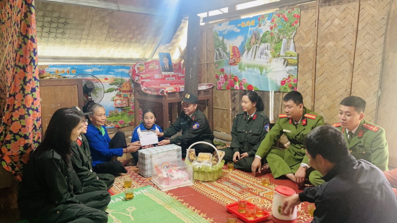 Trao nhiều phần quà cho “con nuôi” của công an -0