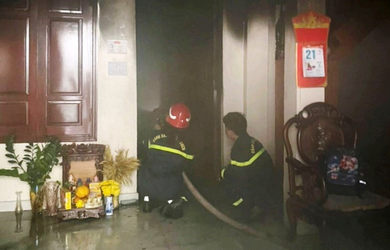 Cảnh sát PCCC Hải Phòng cứu thoát 3 người kẹt trong đám cháy -0
