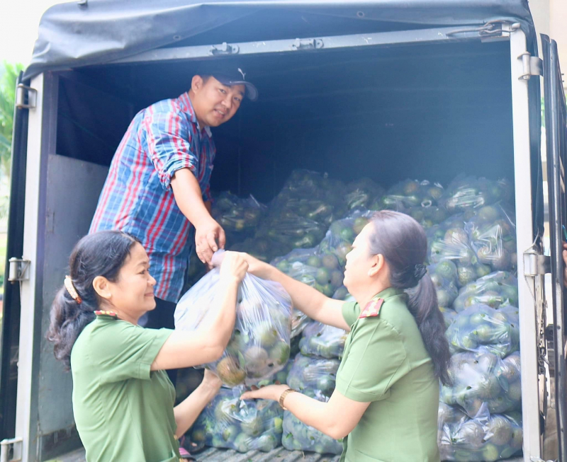 Nhiều đơn vị Công an chung tay hỗ trợ nông dân tiêu thụ hơn 60 tấn cam sành -0