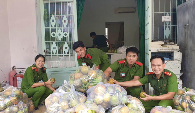 Nhiều đơn vị Công an chung tay hỗ trợ nông dân tiêu thụ hơn 60 tấn cam sành -0