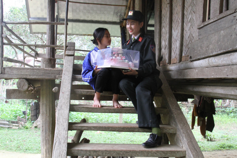 Trao nhiều phần quà cho “con nuôi” của công an -0