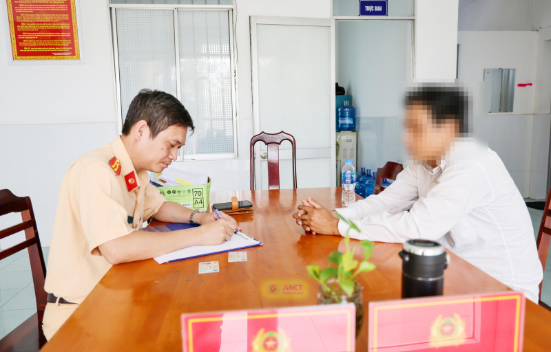 CSGT kịp thời cứu nam thanh niên định nhảy cầu Cần Thơ tự tử -0