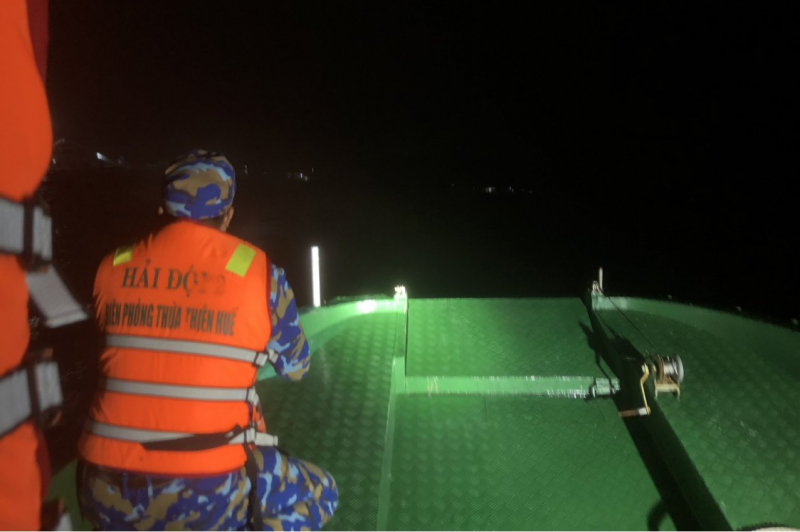 Tàu cá chìm trên biển, 2 ngư dân bơi được vào bờ, 1 người mất tích -0