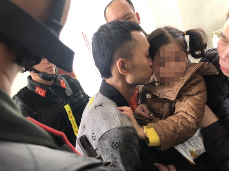 Đối tượng truy nã đặc biệt nguy hiểm buông vũ khí sau khi mẹ vợ và con gái thuyết phục -0