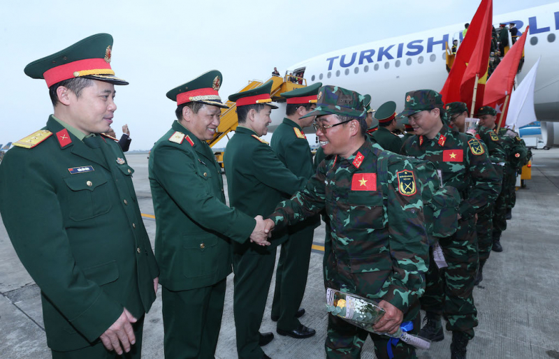 76 thành viên Đoàn cứu hộ, cứu nạn QĐND Việt Nam về nước an toàn -0