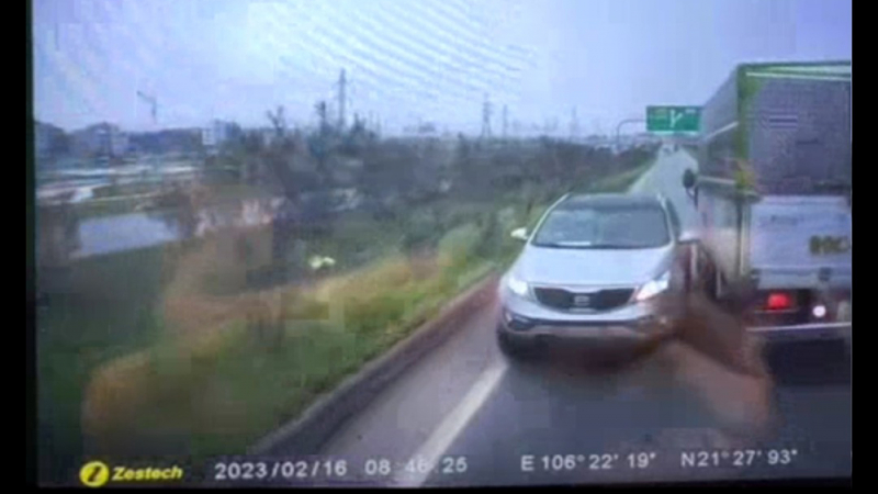 Nữ tài xế đi ngược chiều trên cao tốc bị phạt 17 triệu, tước bằng 6 tháng -0