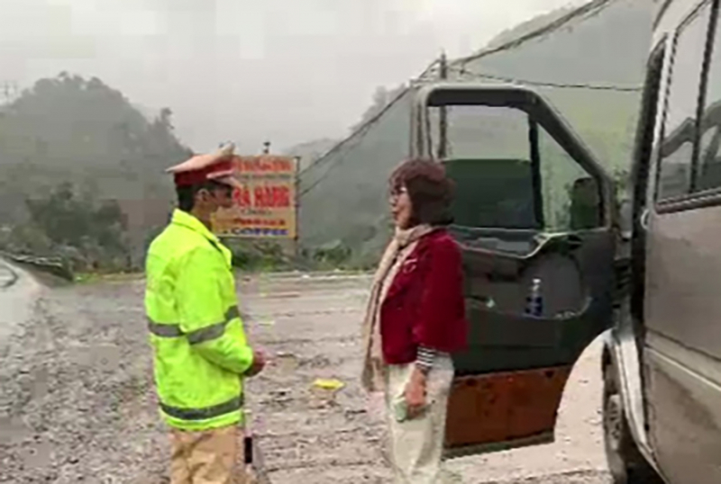 CSGT cảnh báo thời tiết xấu, người dân đi đường phải cẩn thận -0