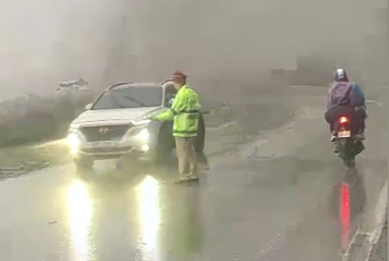 CSGT cảnh báo thời tiết xấu, người dân đi đường phải cẩn thận -0