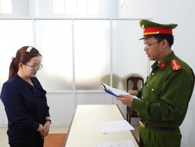 Mạo nhận là giáo viên, chiếm đoạt hàng trăm triệu đồng của người tình  -0