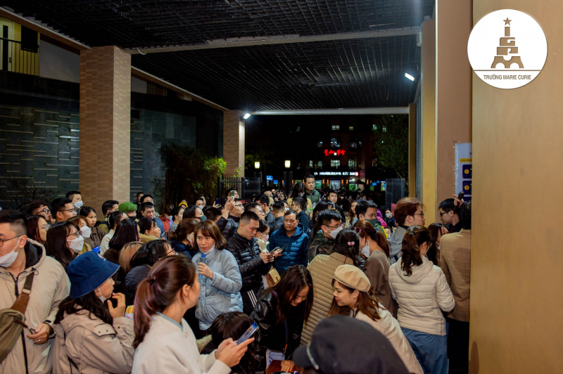 Ý kiến trái chiều xung quanh việc phụ huynh xếp hàng “xuyên đêm” mua hồ sơ vào lớp 1  -0