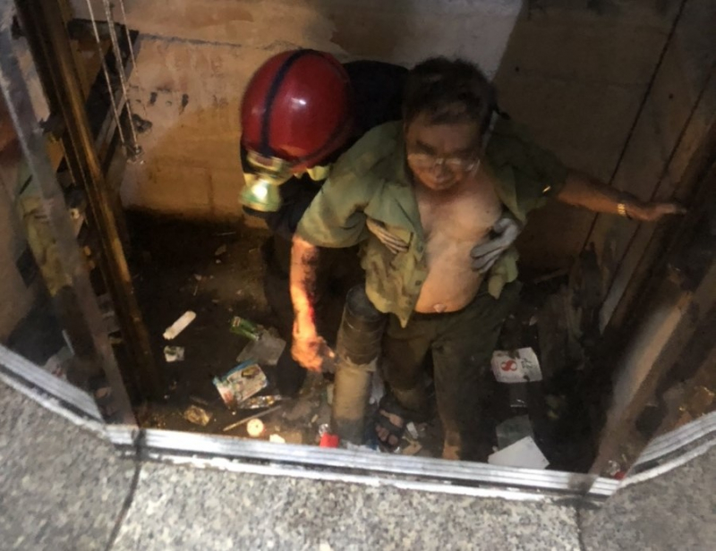 Gải cứu người đàn ông bị kẹt tay trong thang máy vì đi...tìm ví -0