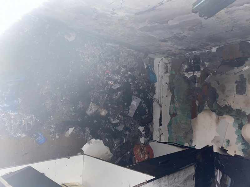 Cảnh sát PCCC&CNCH phá cửa kịp thời cứu 2 nạn nhân bị mắc kẹt trong đám cháy tầng 3,4 của tòa nhà -2