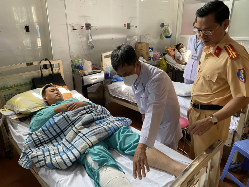 Cục CSGT thăm hỏi Đại úy Công an bị đối tượng say xỉn tông gãy chân -0