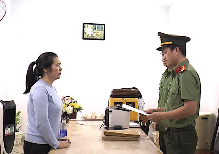 Giúp người khác trốn đi nước ngoài dưới hình thức du lịch -0