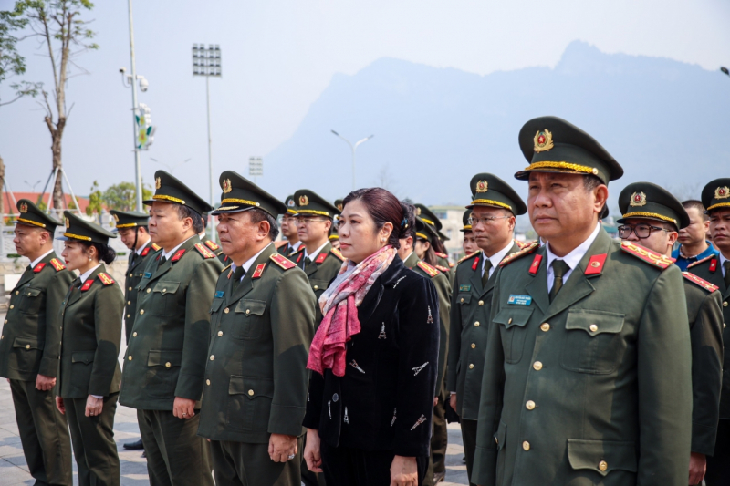 Tri ân, tưởng niệm các anh hùng liệt sĩ nơi miền đất thiêng “đá nở hoa” -0