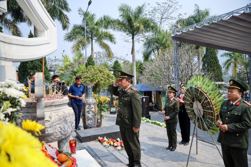 Tri ân, tưởng niệm các anh hùng liệt sĩ nơi miền đất thiêng “đá nở hoa” -0