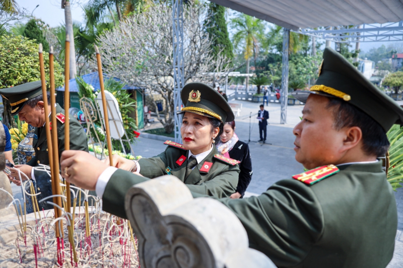 Tri ân, tưởng niệm các anh hùng liệt sĩ nơi miền đất thiêng “đá nở hoa” -0