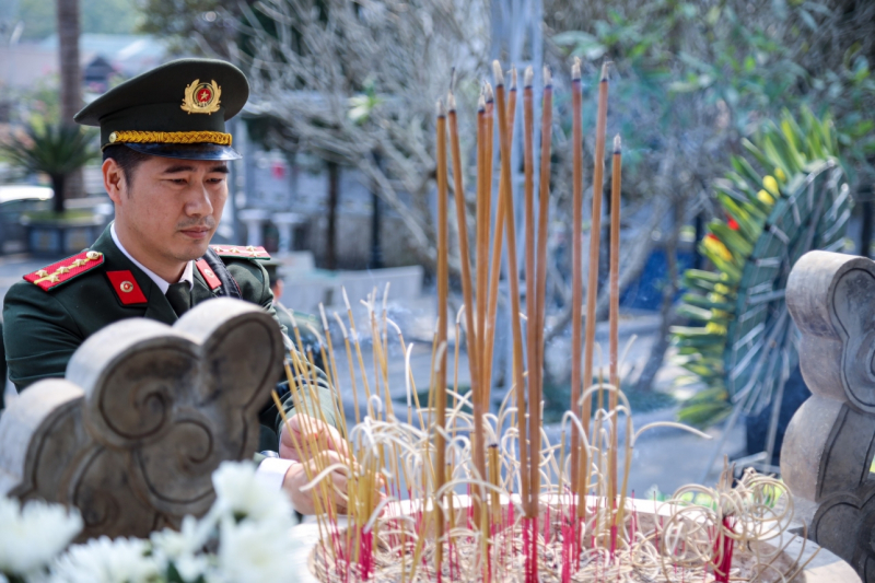 Dâng hoa, dâng hương tri ân, tưởng niệm các anh hùng liệt sĩ nơi miền đất thiêng “đá nở hoa” -1