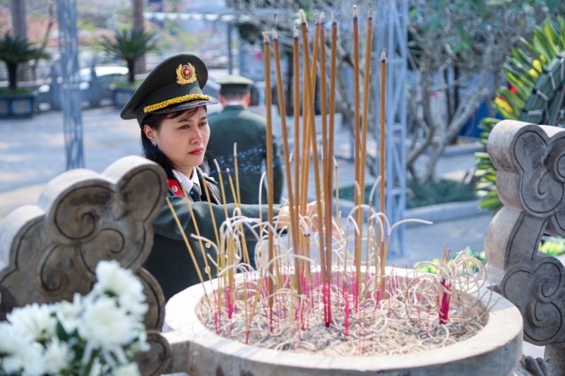 Dâng hoa, dâng hương tri ân, tưởng niệm các anh hùng liệt sĩ nơi miền đất thiêng “đá nở hoa” -2